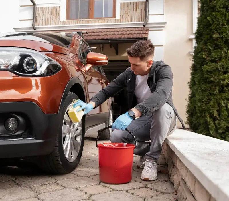 Lavage auto à domicile Saint-Amadou : professionnel intervenant sur un véhicule